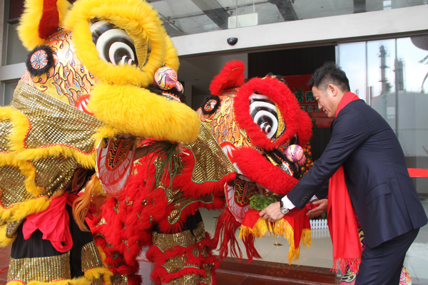 千秋偉業(yè)添錦繡 萬(wàn)里鵬程展宏圖 —— 常青樹舞獅獻(xiàn)瑞賀新春，歡天喜地迎開工！